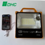 Đèn xách tay 100W năng lượng mặt trời 7 Đèn pha có sạc Điện thoại