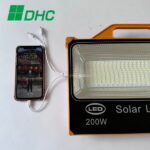 Đèn pha xách tay 200W năng lượng mặt trời 7 Đèn pha sạc điện thoại